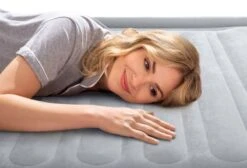 Intex Comfort Plush Hoog Luchtbed - Eenpersoons - Ingebouwde Elektrische Pomp 20 Intex Comfort Plush Hoog Luchtbed - Eenpersoons - Ingebouwde Elektrische Pomp -Outwell Winkel 1320 1900 64412 inuse2 2022 300