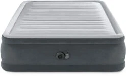 Intex Comfort Plush Hoog Luchtbed - Queensize - Ingebouwde Elektrische Pomp 16 Intex Comfort Plush Hoog Luchtbed - Queensize - Ingebouwde Elektrische Pomp -Outwell Winkel 1320 1900 64414 prd2 2023 300