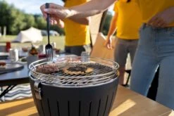 LotusGrill XL Hybrid Houtskoolbarbecue - Rood 23 LotusGrill XL Hybrid Houtskoolbarbecue - Rood -Outwell Winkel lotusgrill in gebruik hamburger 3